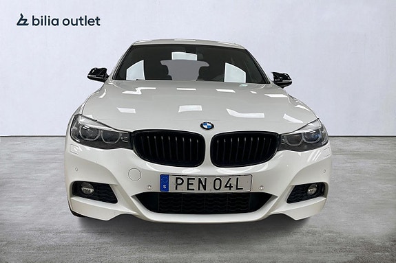 BMW 330i 5 of 5