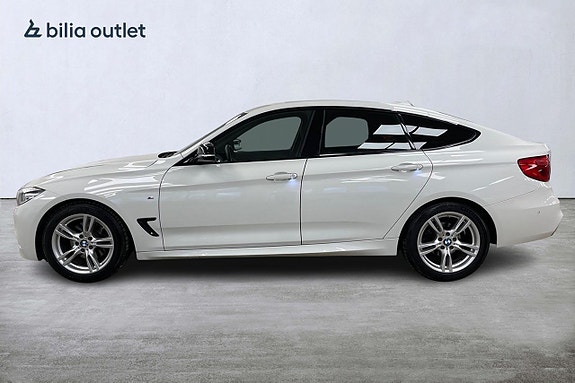 BMW 330i 3 of 5