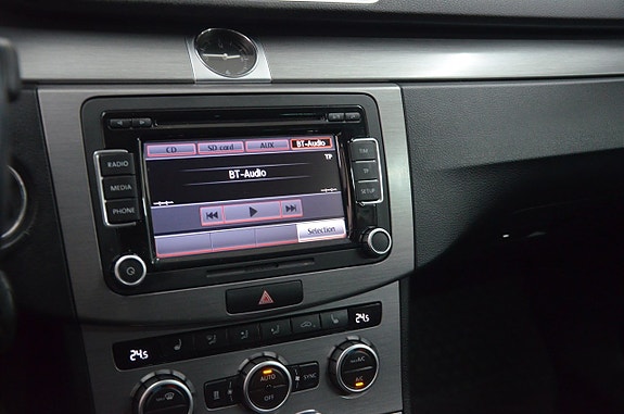 Volkswagen Passat 12 of 15