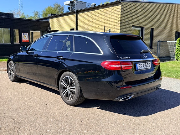 Mercedes-Benz E220 4 of 5