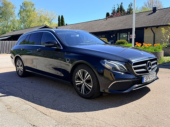 Mercedes-Benz E220 2 of 5