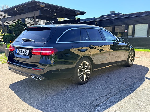 Mercedes-Benz E220 3 of 5