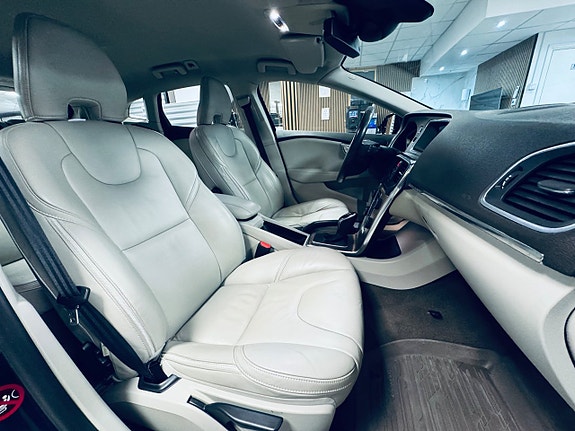 Volvo V40 Cross Country 14 of 20