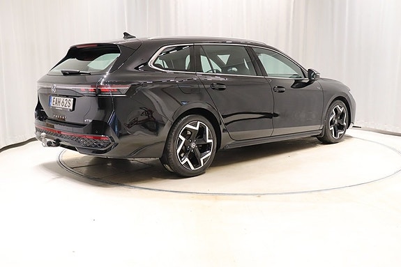 Volkswagen Passat 4 of 13