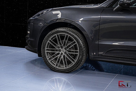 Porsche Macan 6 of 24
