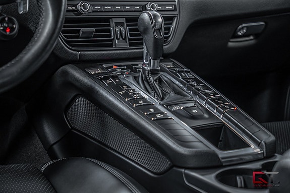 Porsche Macan 18 of 24