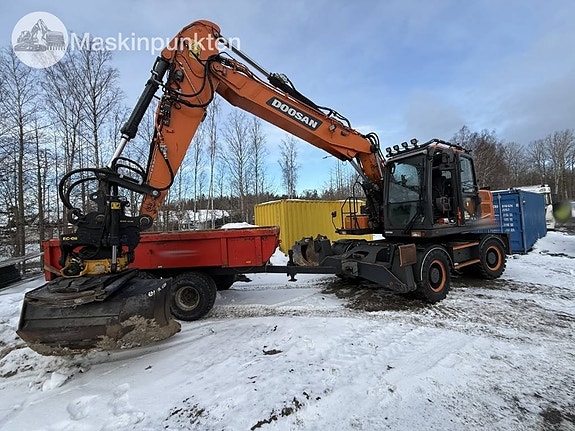 Doosan DX 170 W-7 med tippvagn och redskap