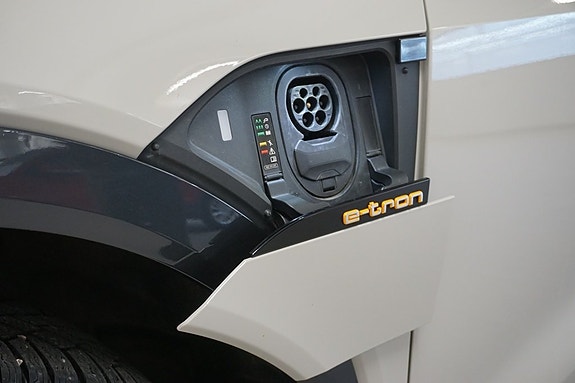 Audi e-tron 4 of 5