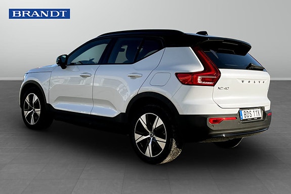 Volvo XC40 2 of 5