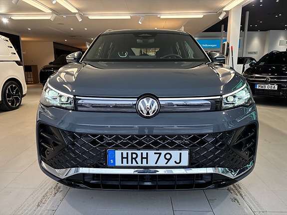 Volkswagen Tiguan 2 of 5