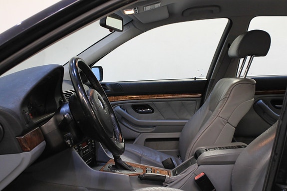 BMW 540i 9 of 12