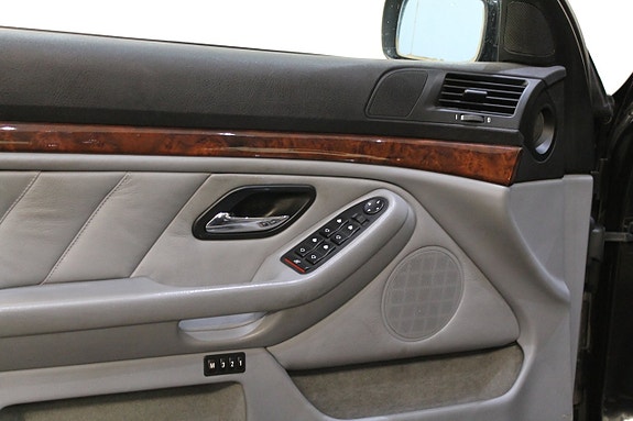 BMW 540i 11 of 12