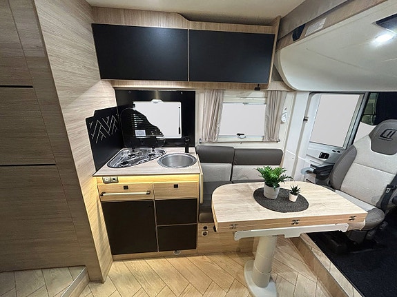 CHALLENGER 3057 GRAPHITE EDITION 180hk AUTOMAT LÅNGBÄDDAR DIESELVÄRMARE Face-To-Face Sittgrupp 8 of 30