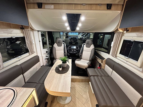 CHALLENGER 3057 GRAPHITE EDITION 180hk AUTOMAT LÅNGBÄDDAR DIESELVÄRMARE Face-To-Face Sittgrupp 5 of 30