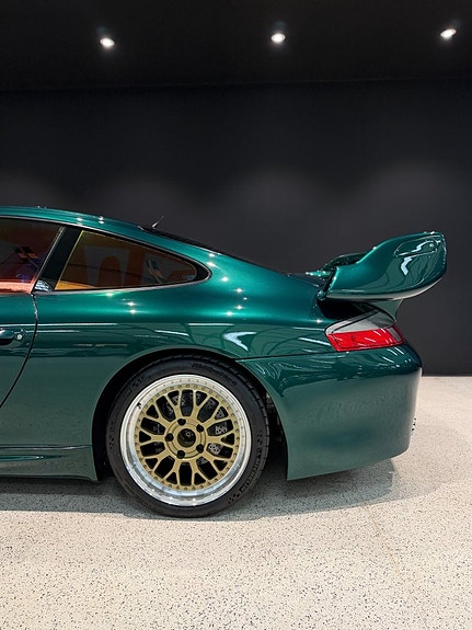 Porsche 911 4 of 5