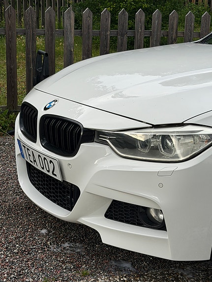 BMW 320d 2 of 5