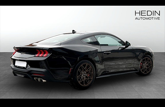 Ford Mustang 2 of 5