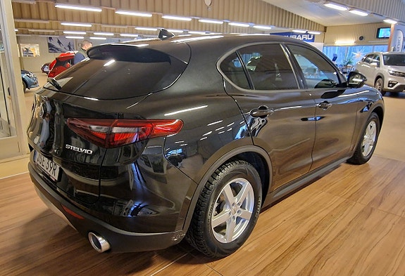 Alfa Romeo Stelvio 4 of 5