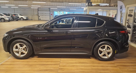 Alfa Romeo Stelvio 2 of 5