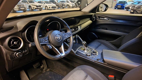 Alfa Romeo Stelvio 7 of 8
