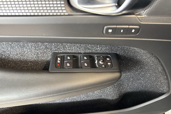 Volvo XC40 17 of 23
