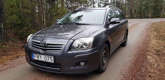 Toyota Avensis 2 of 4