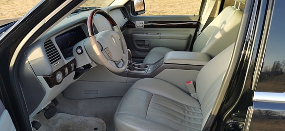 Lincoln Aviator 10 of 16