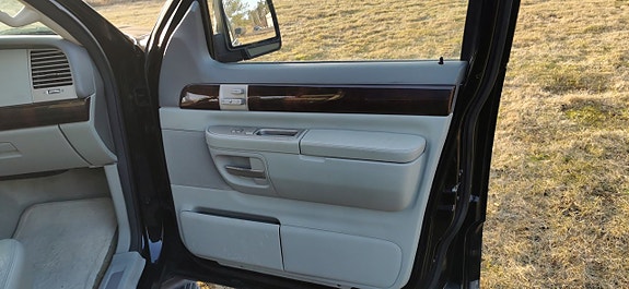 Lincoln Aviator 13 of 16