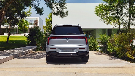 Mercedes-Benz GLB250+ 4 of 5