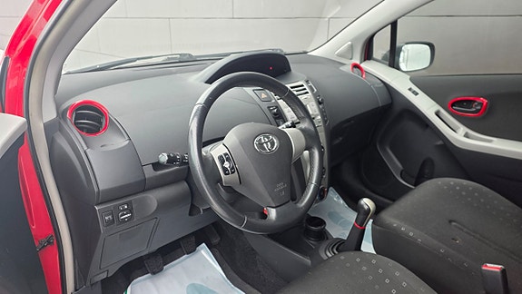Toyota Yaris 9 of 16