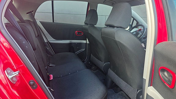 Toyota Yaris 13 of 16