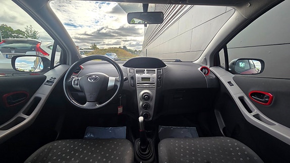 Toyota Yaris 7 of 16