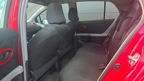 Toyota Yaris 6 of 16