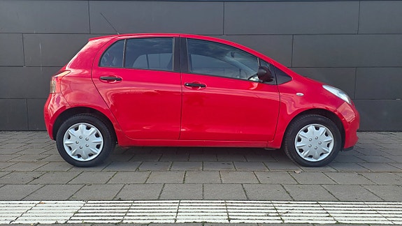 Toyota Yaris 11 of 16