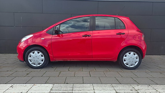 Toyota Yaris 2 of 16