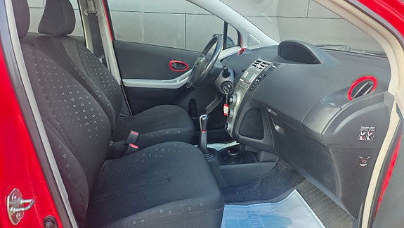 Toyota Yaris 14 of 16