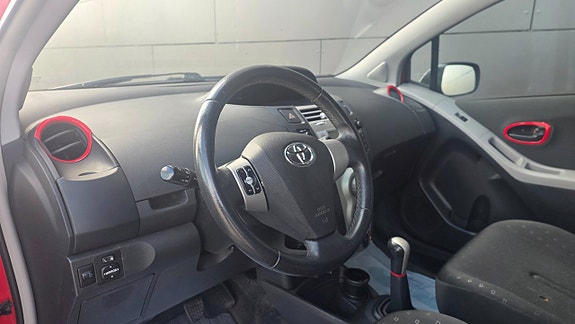 Toyota Yaris 9 of 16