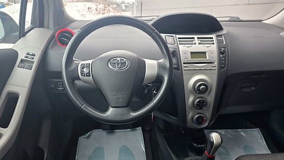 Toyota Yaris 8 of 16