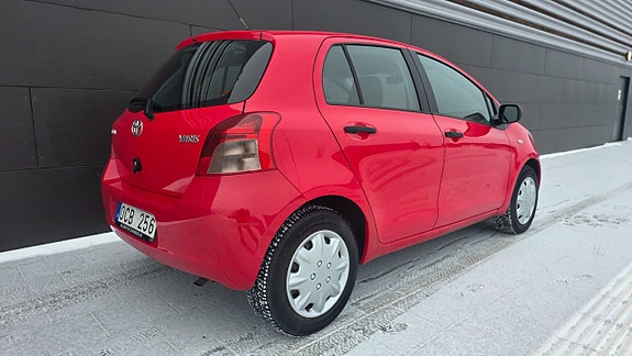 Toyota Yaris 10 of 16