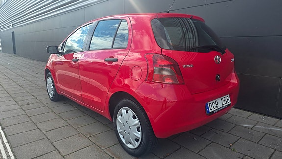 Toyota Yaris 3 of 16