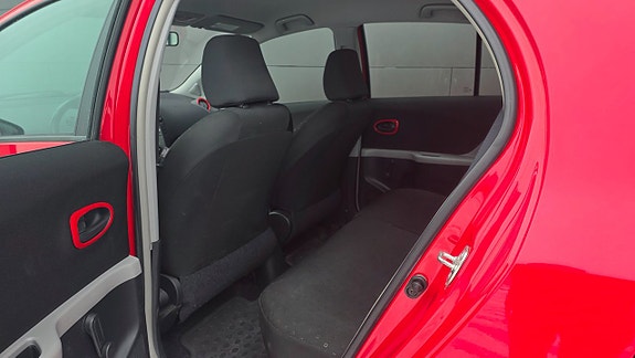 Toyota Yaris 6 of 16