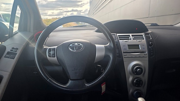 Toyota Yaris 8 of 16