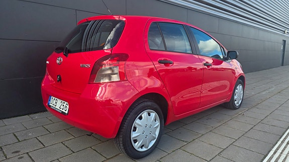 Toyota Yaris 10 of 16