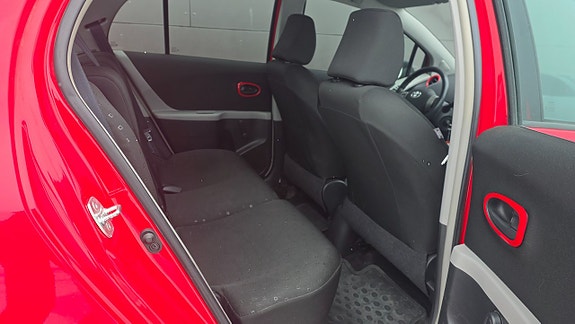 Toyota Yaris 13 of 16