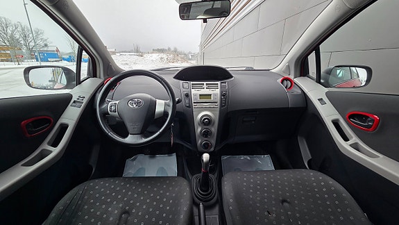 Toyota Yaris 7 of 16