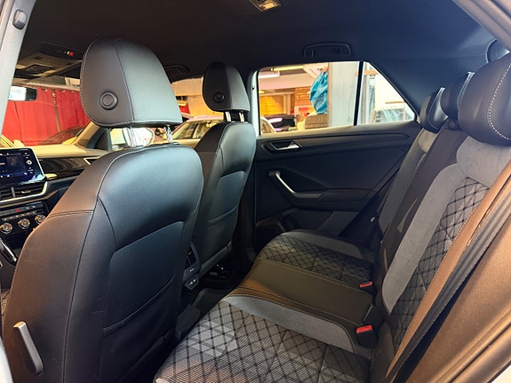 Volkswagen T-Roc 10 of 15
