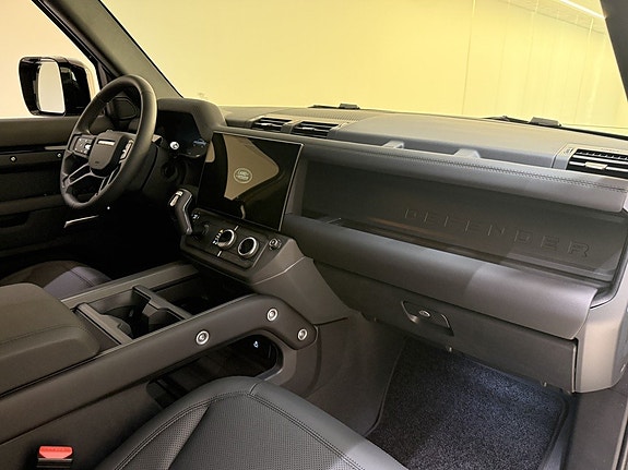 Land Rover Defender 130 18 of 28