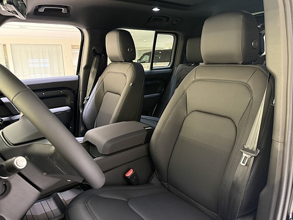 Land Rover Defender 130 9 of 28