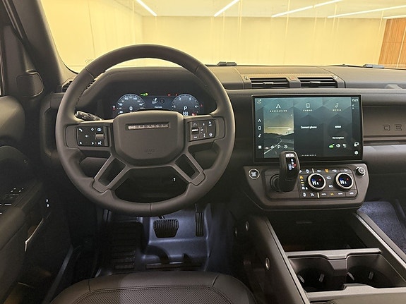 Land Rover Defender 130 13 of 28