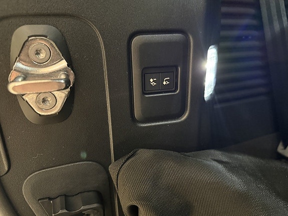 Land Rover Defender 130 28 of 28